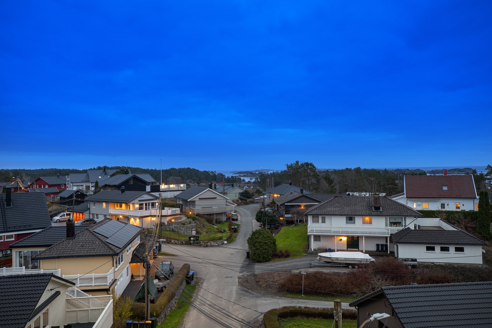 Grubenåsen er et populært boligområde med hovedsakelig eneboliger. Det er kort vei til båthavn, turområder, skole og barnehager Galleribilde