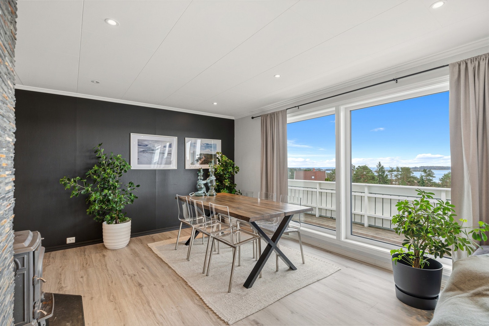 I tillegg til vedovnen er det varmepumpe i både stuen, leiligheten og i frittstående bod ved carport Galleribilde