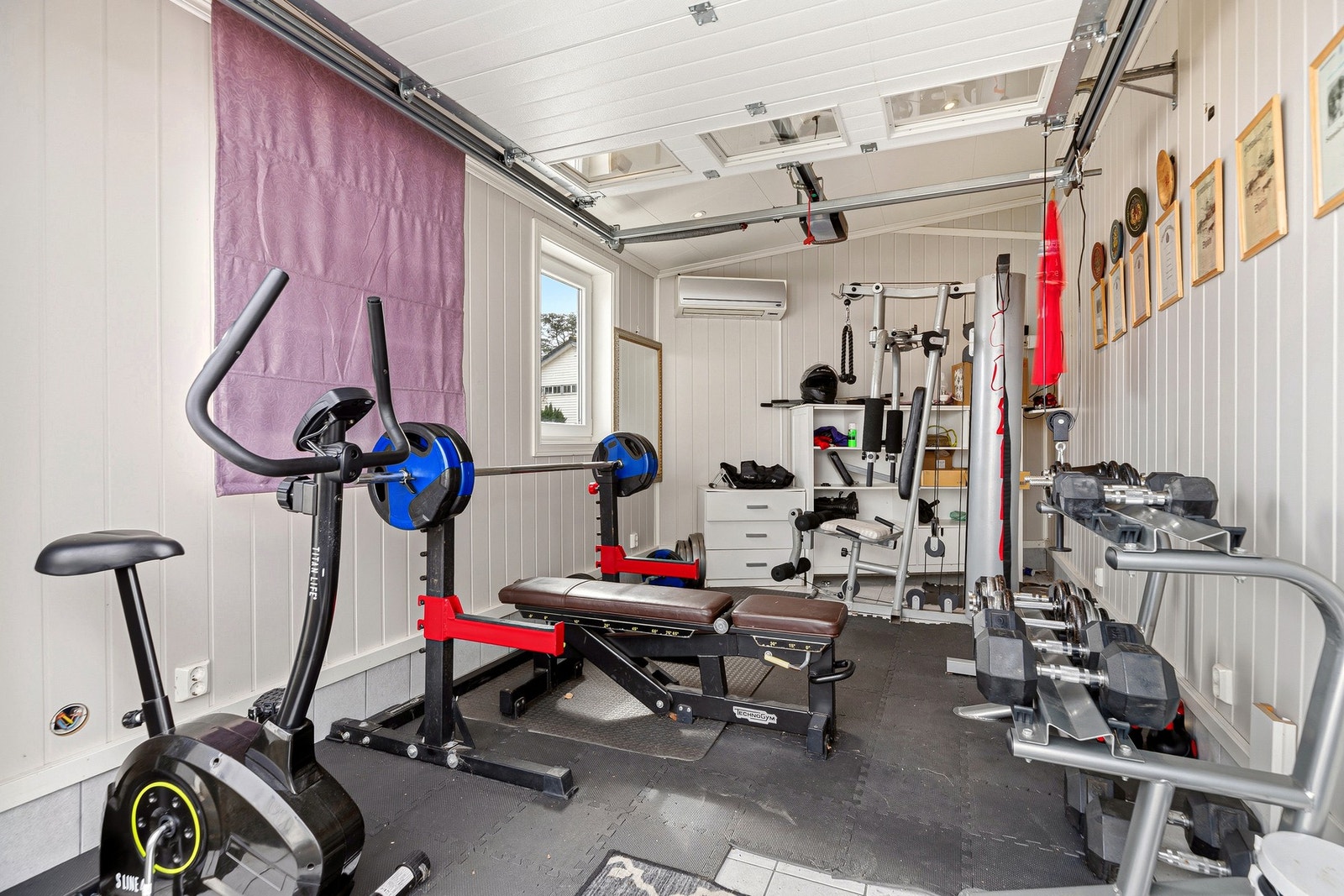 Her er det innredet treningsrom. Her er det egen varmepumpe! Egner seg godt som garasje til for eksempel motorsykkel, snøfres etc med leddport. Det er også varmekabler i gulvet Galleribilde