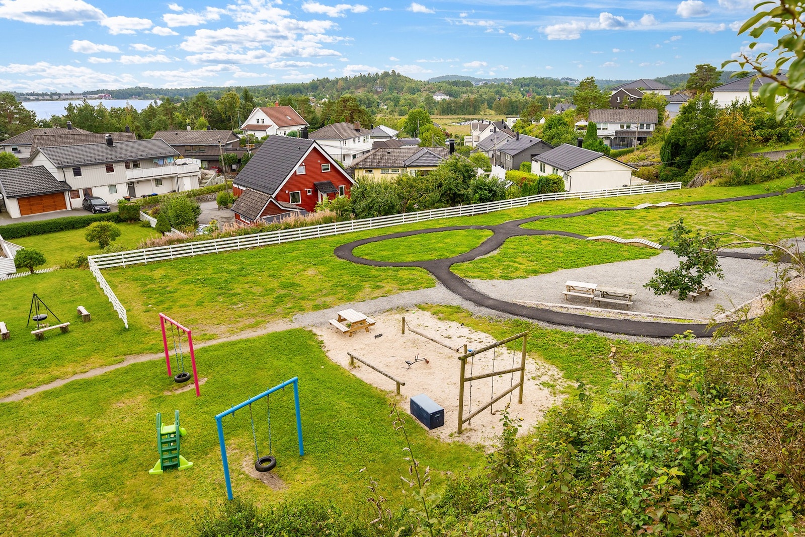 Huset ligger fantastisk til med tanke på Grubenåsens herlige friområde med lekeplass, sykkelbane, gapahuk og grillplass. Huset kan sees i høyre hjørne Galleribilde