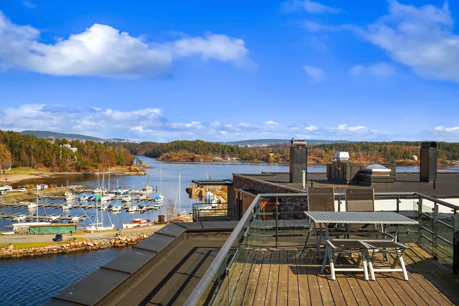 Felles takterrasse fra oppgang 22 med sol hele dagen og herlig utsikt Galleribilde