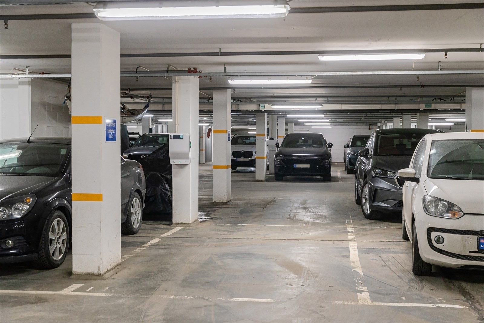Garasjeplass med heisadkomst fra oppgang 14 Galleribilde