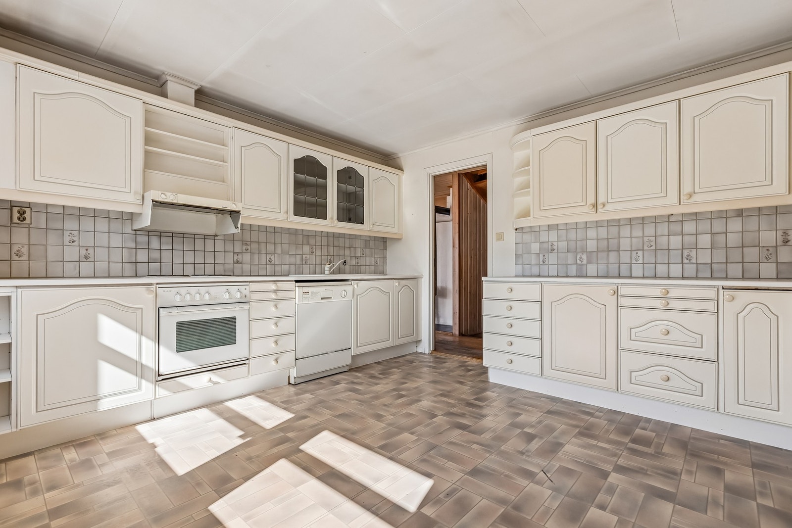 Kjøkkenet har en funksjonell planløsning med godt med skap- og benkeplass. Her ligger alt til rette for en spennende renovering - enten du drømmer om en åpen kjøkkenløsning eller et klassisk kjøkken med sjel. Galleribilde
