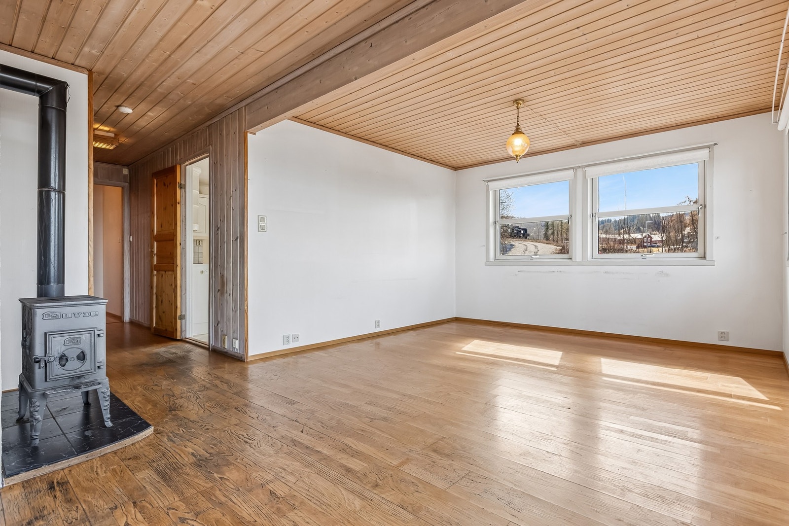 Her er det plass til både stor sofagruppe og spisestue - og med riktig oppgradering vil dette bli hjemmets naturlige samlingspunkt. Galleribilde