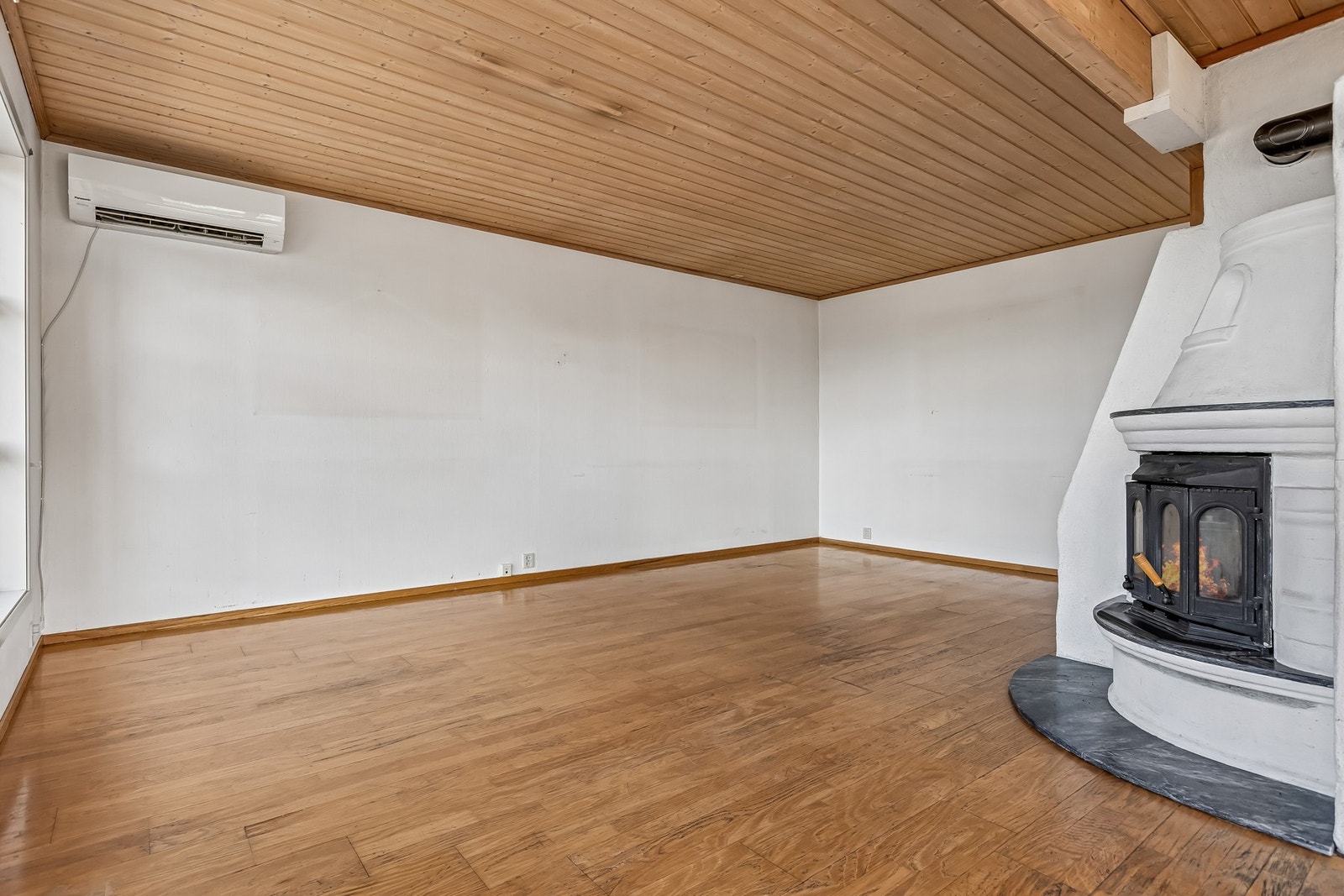 Klassisk peis som skaper varme og koselig atmosfære i boligen. Galleribilde