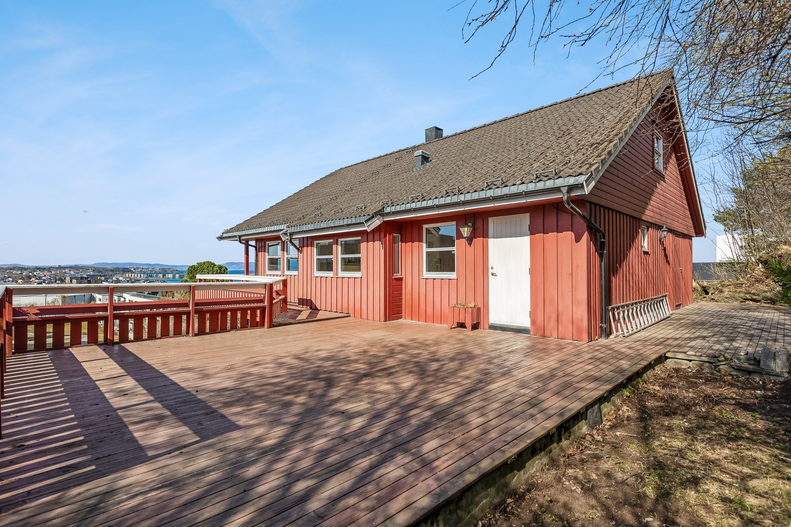 Terrassen er et av boligens aller største høydepunkter og vil med enkle grep bli den perfekte uteplass. Galleribilde