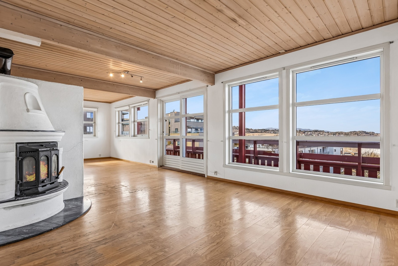 Romslig stue med god møbleringsfrihet og store vindusflater som slipper inn rikelig med naturlig lys. Galleribilde
