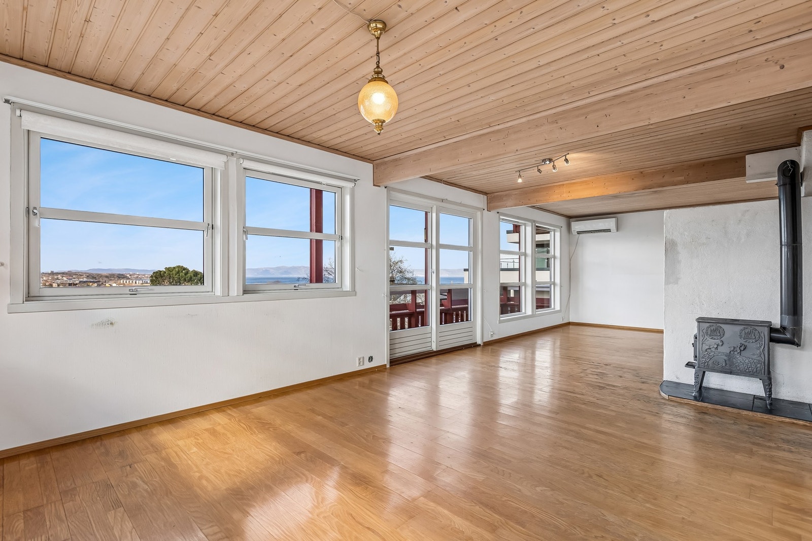 Stuen har et godt utgangspunkt for den som ønsker å skape en moderne og innbydende oppholdsone. Galleribilde