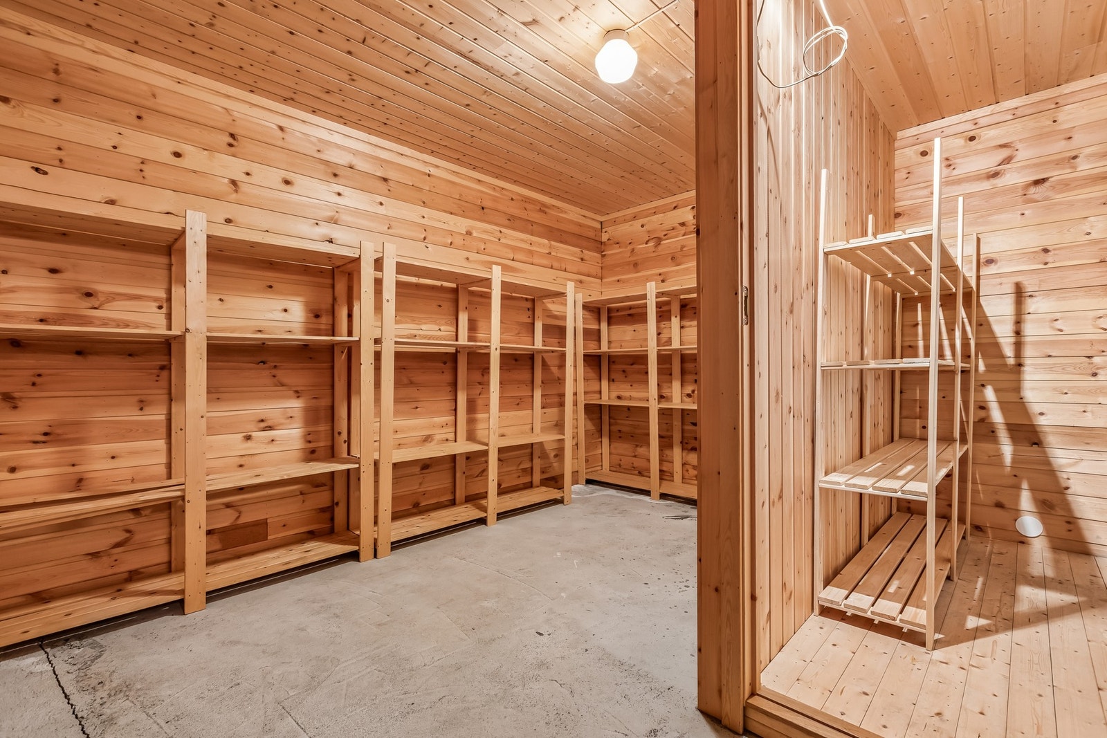 Boligen har en stor og praktisk bod med gode oppbevaringsmuligheter og hyllesystem. Galleribilde