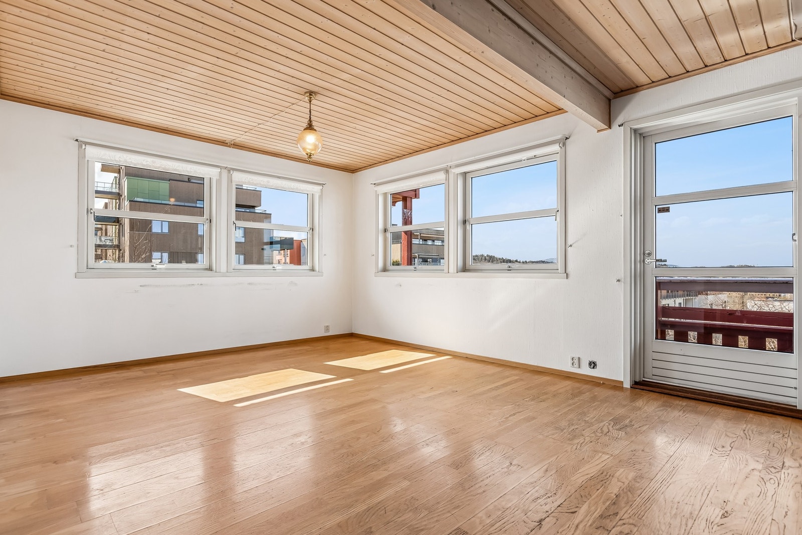 Direkte utgang til terrassen fra stue. Galleribilde