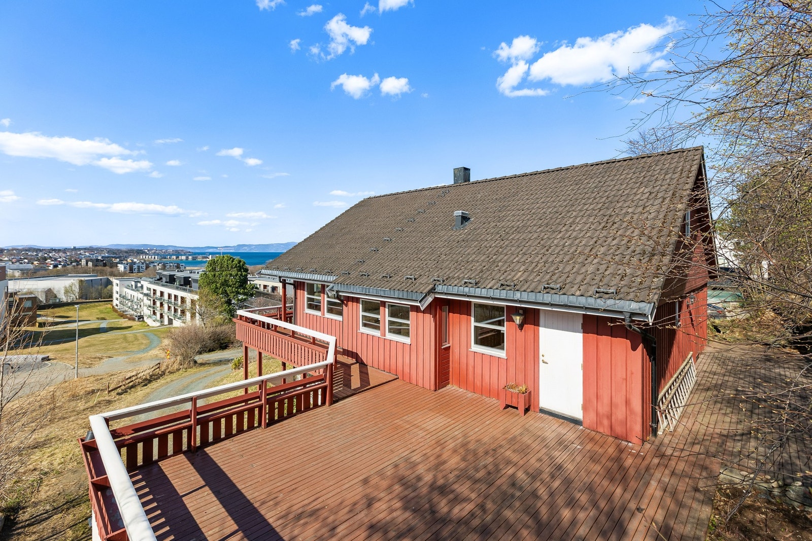 Nydelig terrasse med fantastisk utsikt - her kan man nyte sol og omgivelser på sitt beste. Galleribilde