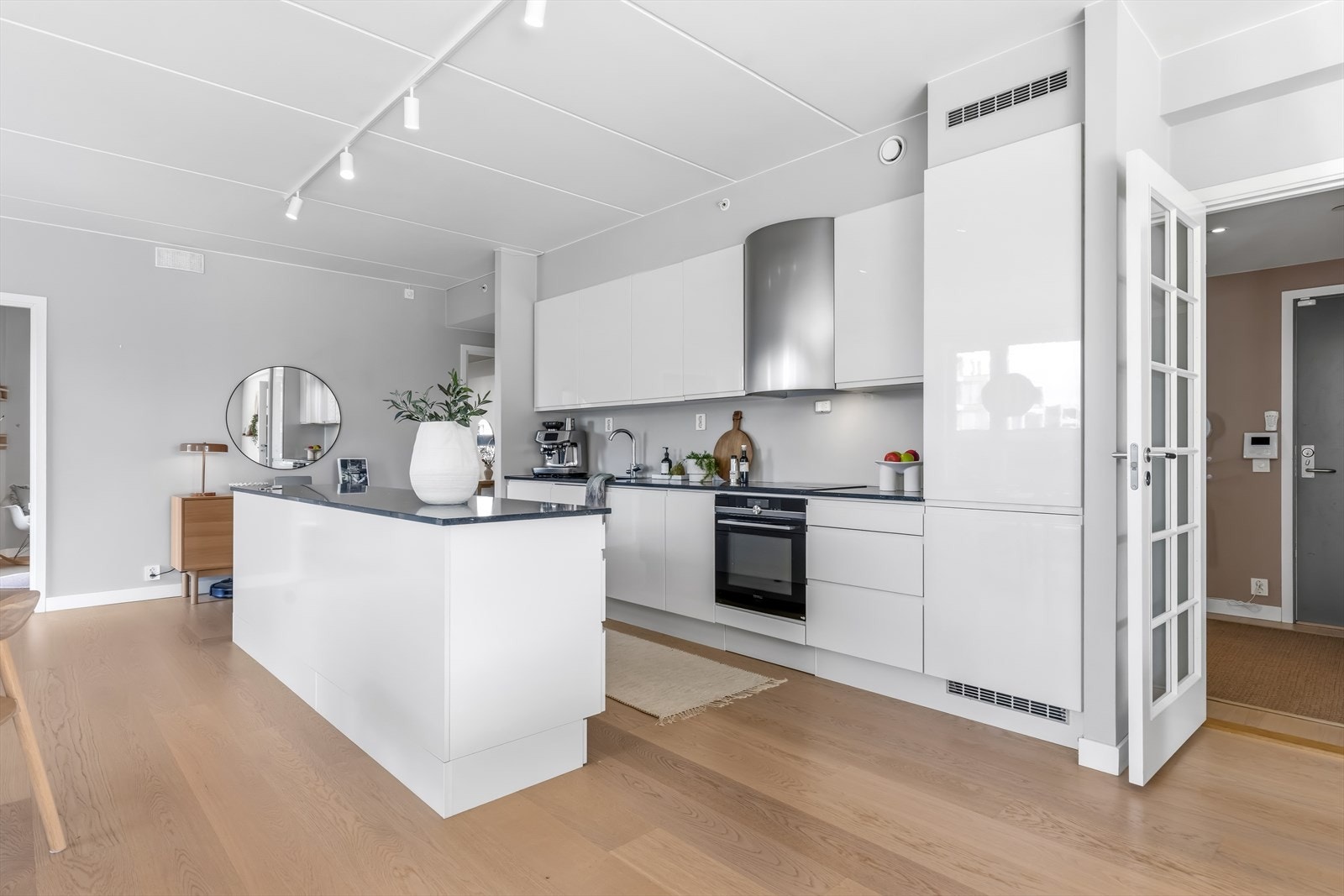Kjøkkeninnredningen har glatte fronter og er utstyrt med moderne, integrerte hvitevarer, vannstoppsystem, komfyrvakt og integrert stekeovn med mikro- og dampfunksjon. Galleribilde