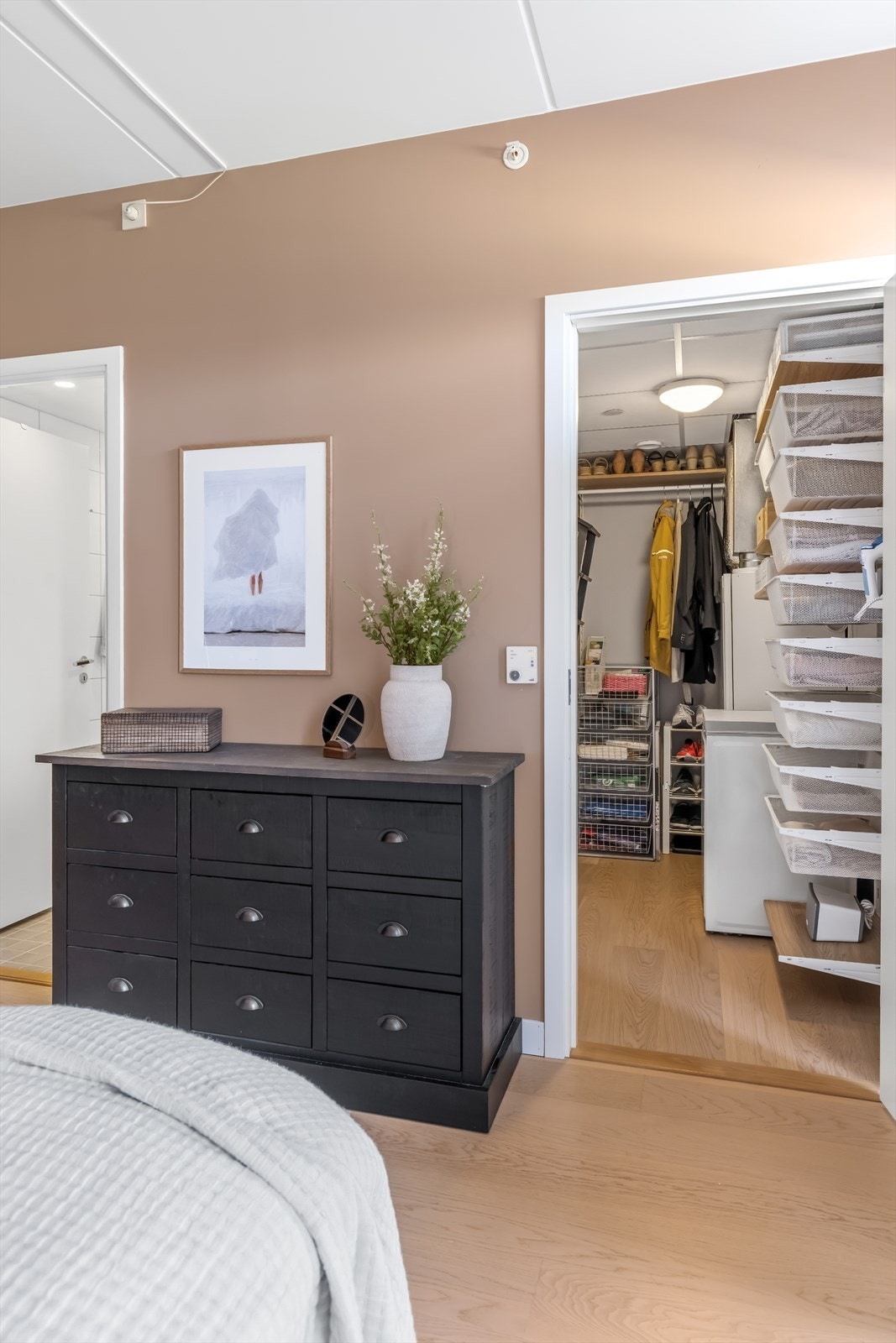 I tillegg er det tilgang til en praktisk innvendig bod, her innredet som et omkledningsrom. Galleribilde