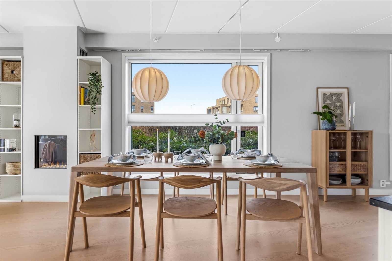 Spisestuen har god plass til store selskaper og ligger i åpen løsning med kjøkkenet. Galleribilde