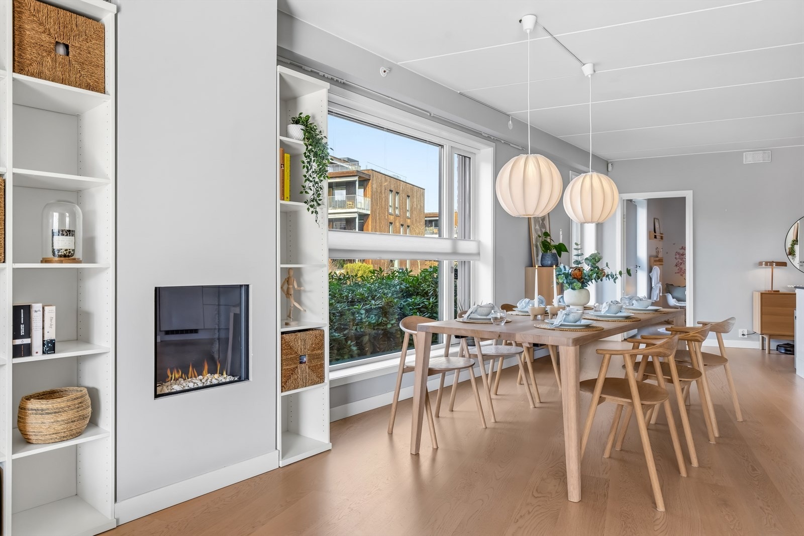 Den stilrene gasspeisen er elegant integrert i veggen og gir både varme og en hyggelig atmosfære i spisesonen. Galleribilde