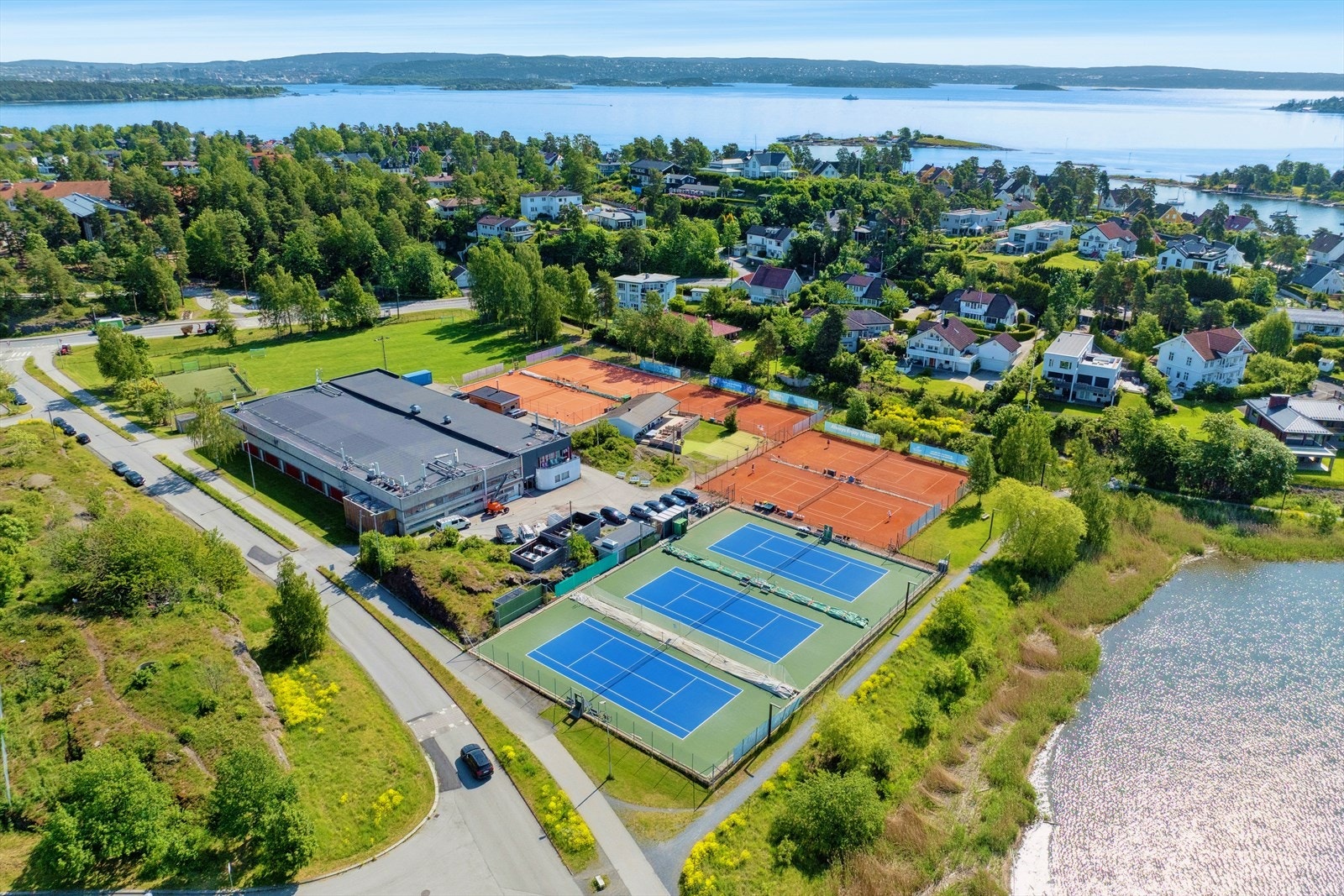 Området byr på tennisbaner og andre fritidsaktiviteter. Galleribilde