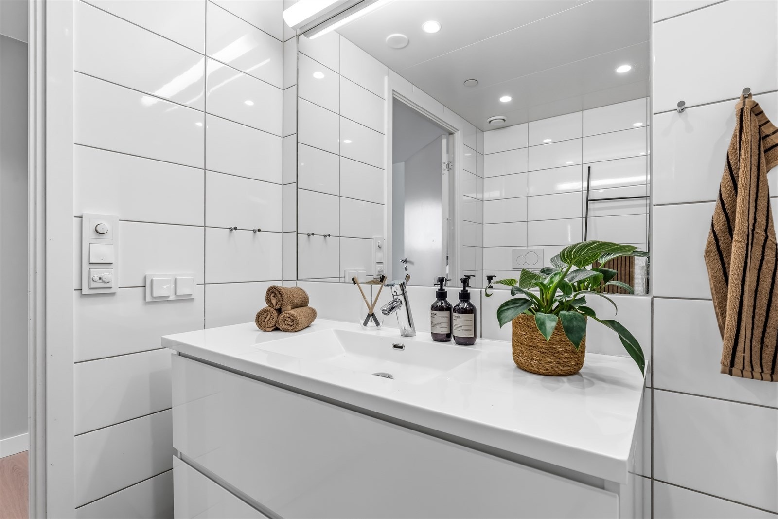 Begge badene er prefabrikkerte kabiner med flislagte overflater, innfelte downlights og balansert ventilasjon. Galleribilde