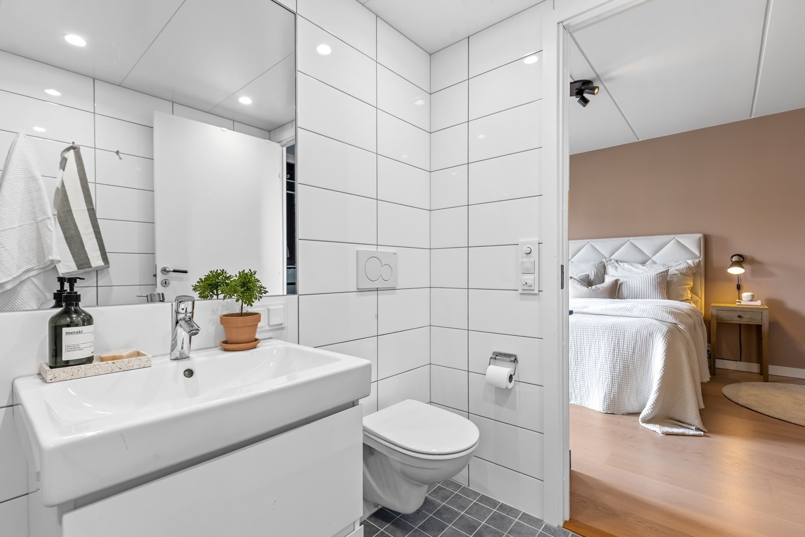Badet tilknyttet hovedsoverommet har veggmontert toalett og servantinnredning. Galleribilde
