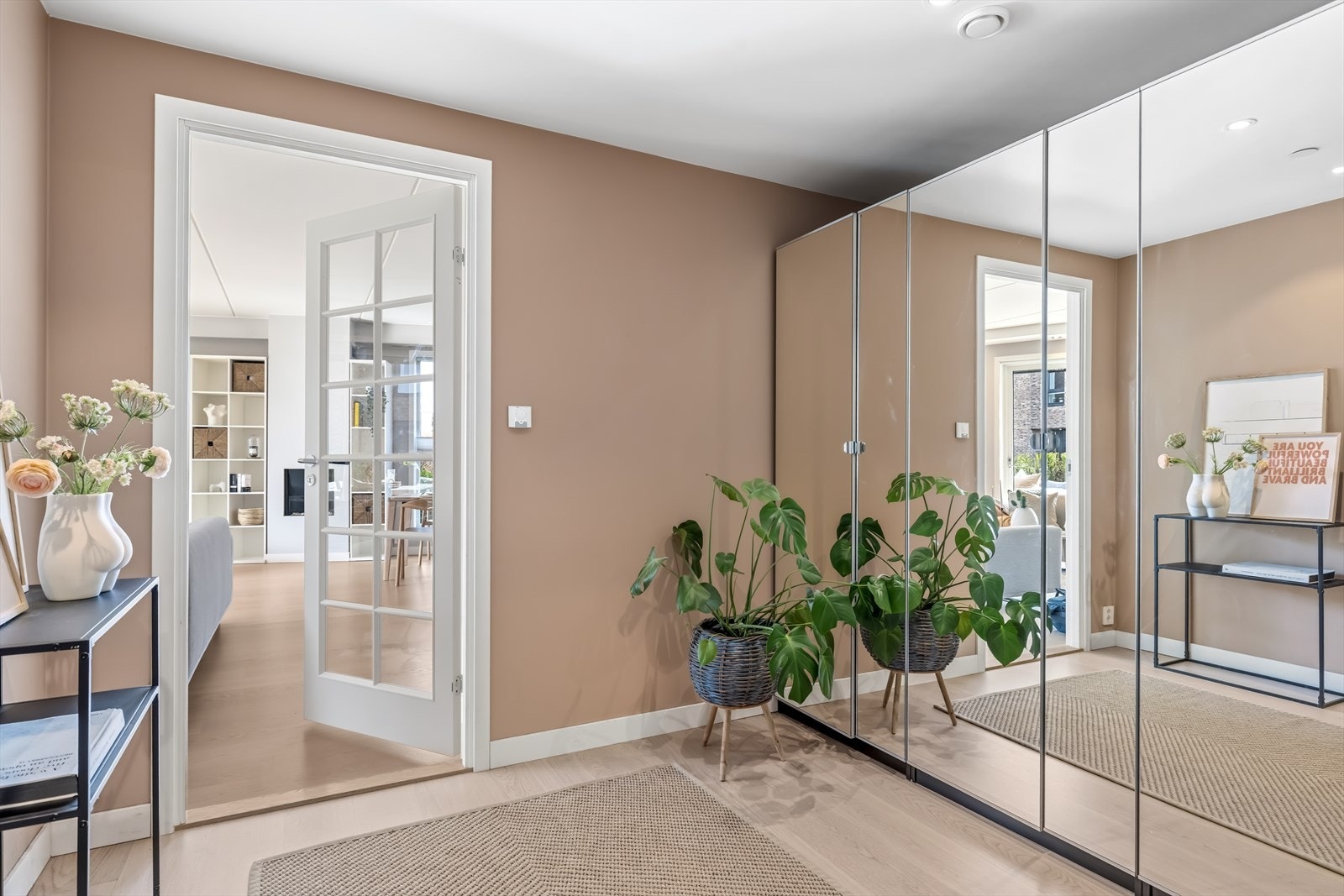 En romslig entré ønsker velkommen, med god plass til oppbevaring i en stor skyvedørsgarderobe med speilfronter. Galleribilde