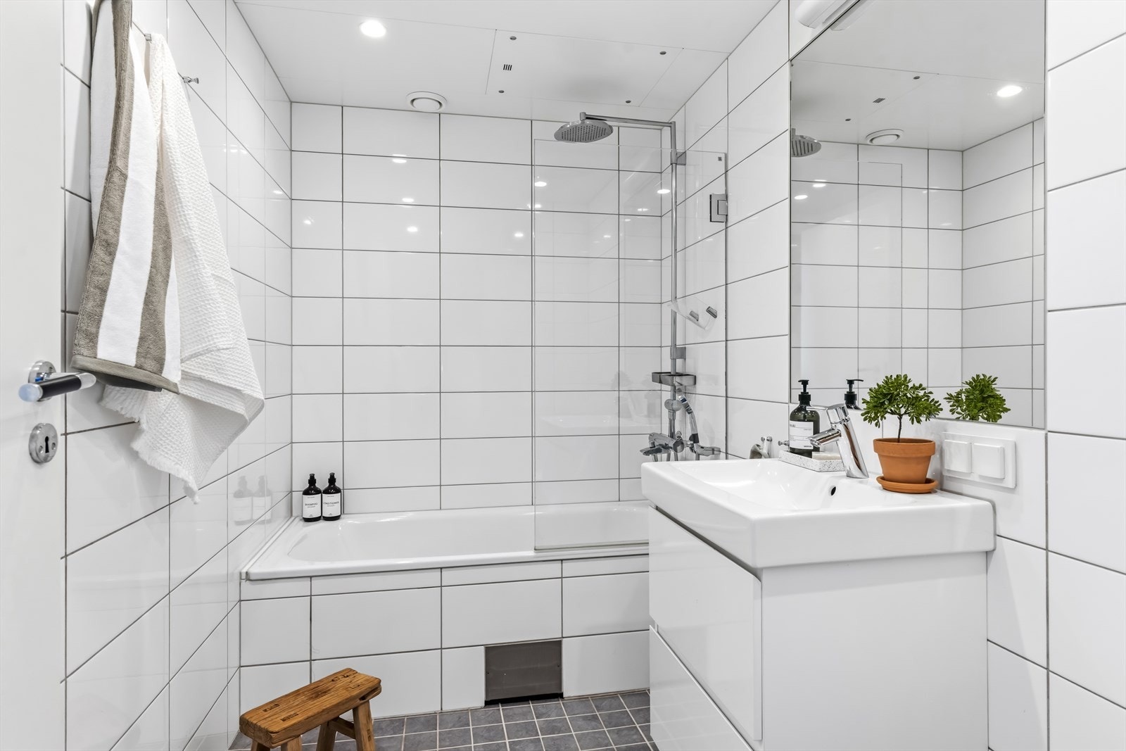 Dette badet er utstyrt med badekar og har, som det andre badet, elektriske varmekabler i gulvet. Galleribilde