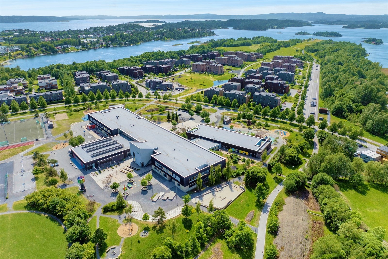 Det er kort avstand til barnehager, skoler, fotballbaner og lekeområder. Galleribilde