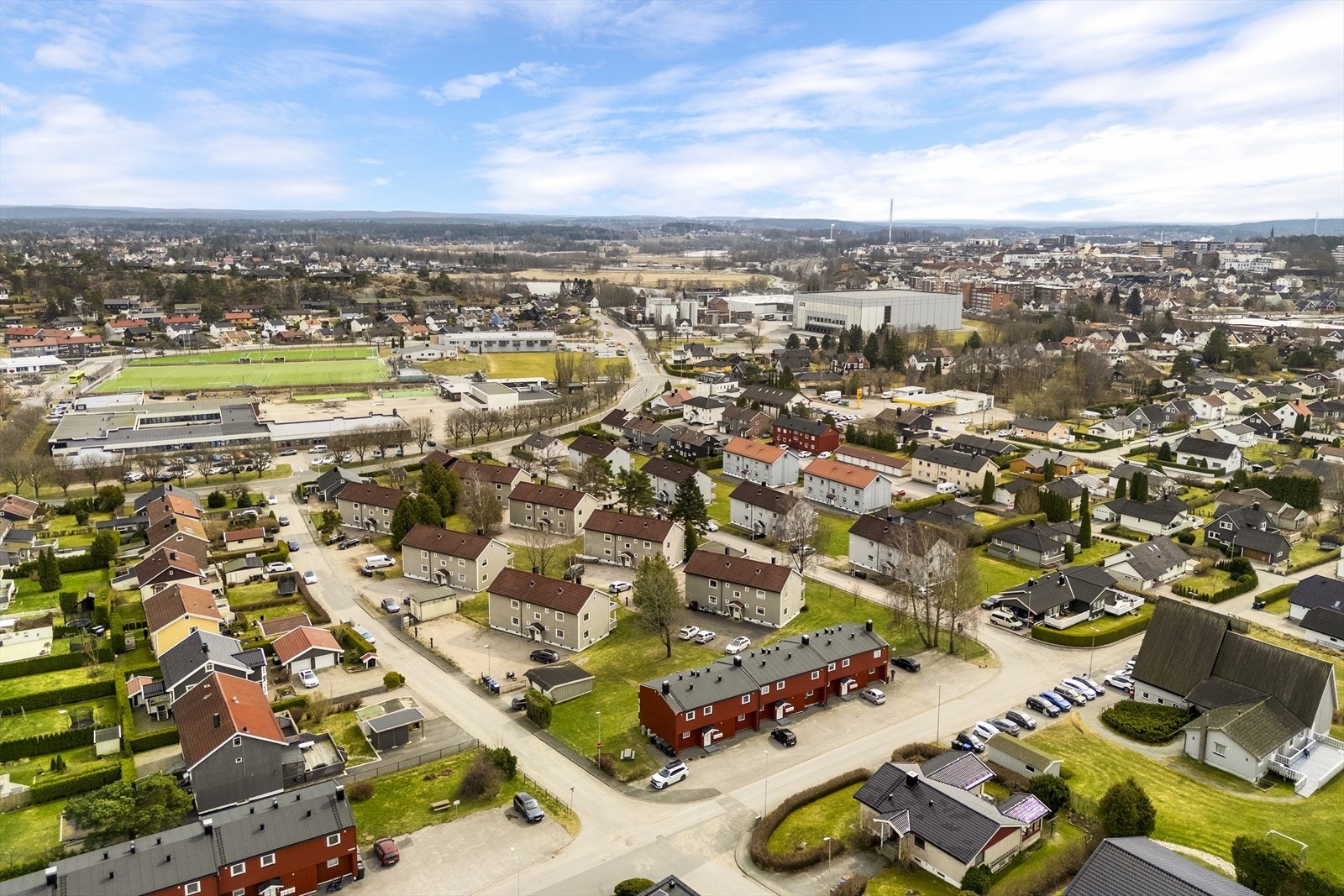 Dronefoto viser at det er kort avstand til sentrum Galleribilde