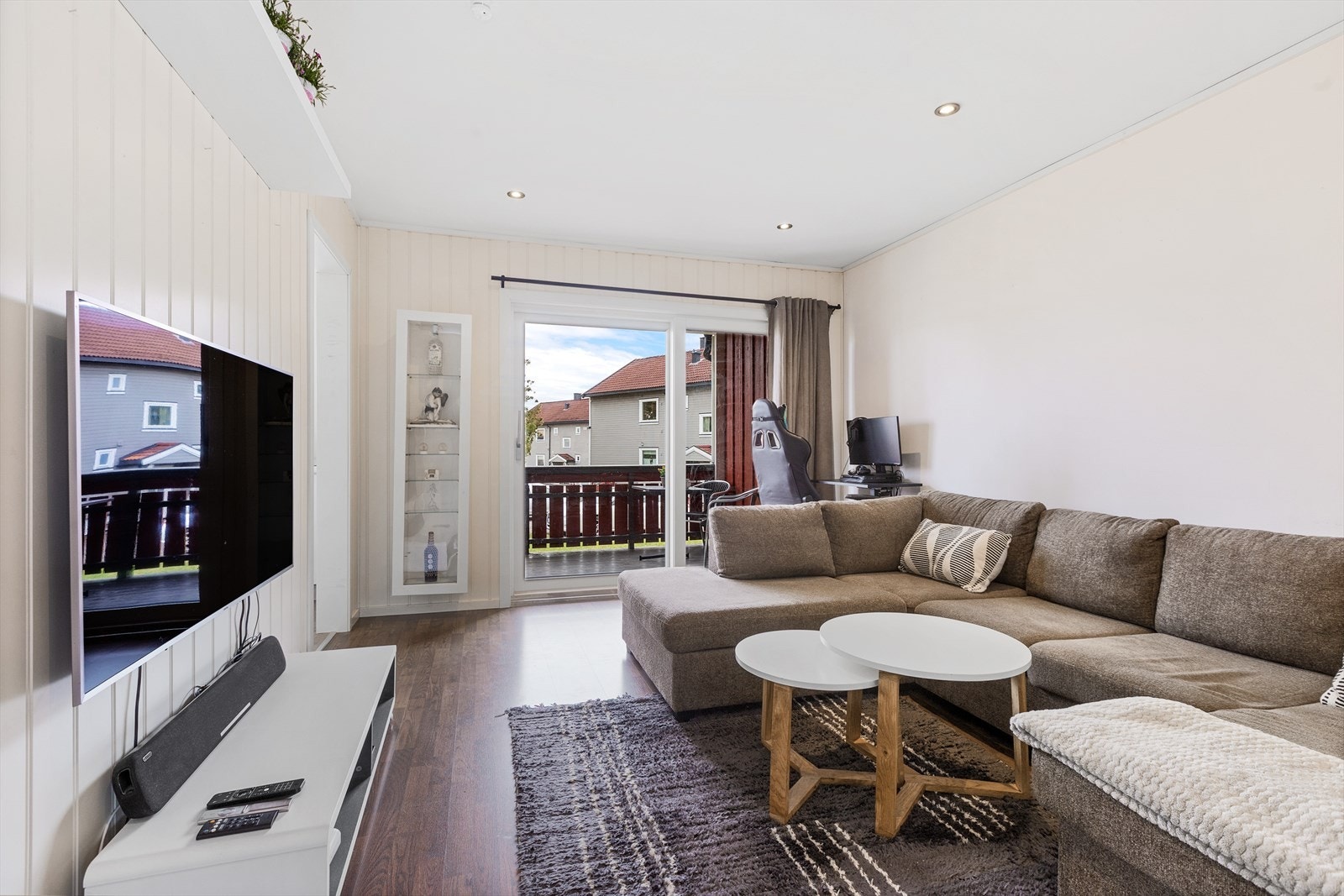 Lys stue med utgang veranda- legg merke til de fine downlights i himling Galleribilde