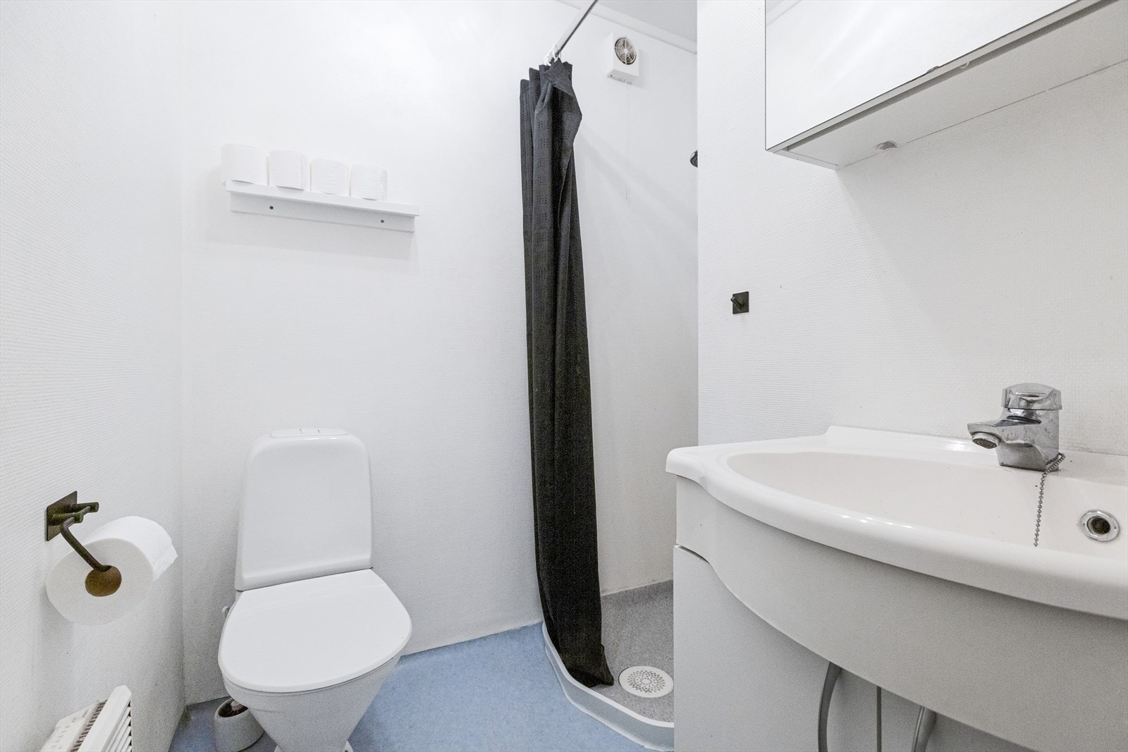 Badet har belegg på gulv og tapet på vegg- installert panelovn på vegg Galleribilde