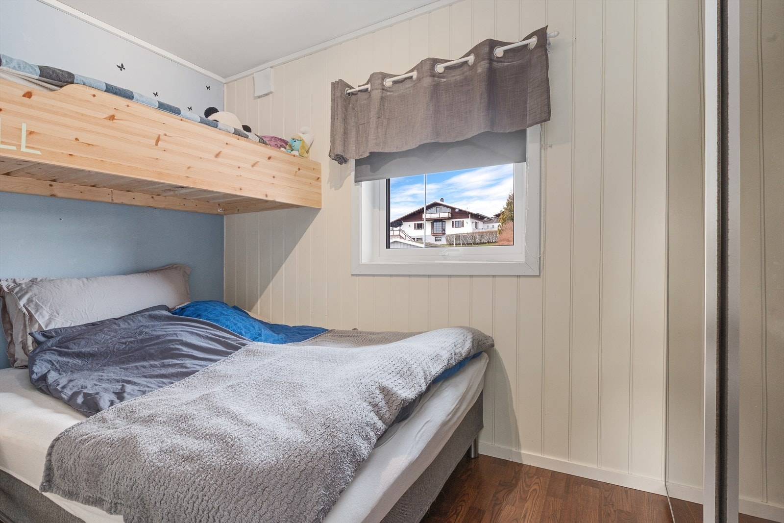 Soverommet har skyvedørsgarderobe Galleribilde