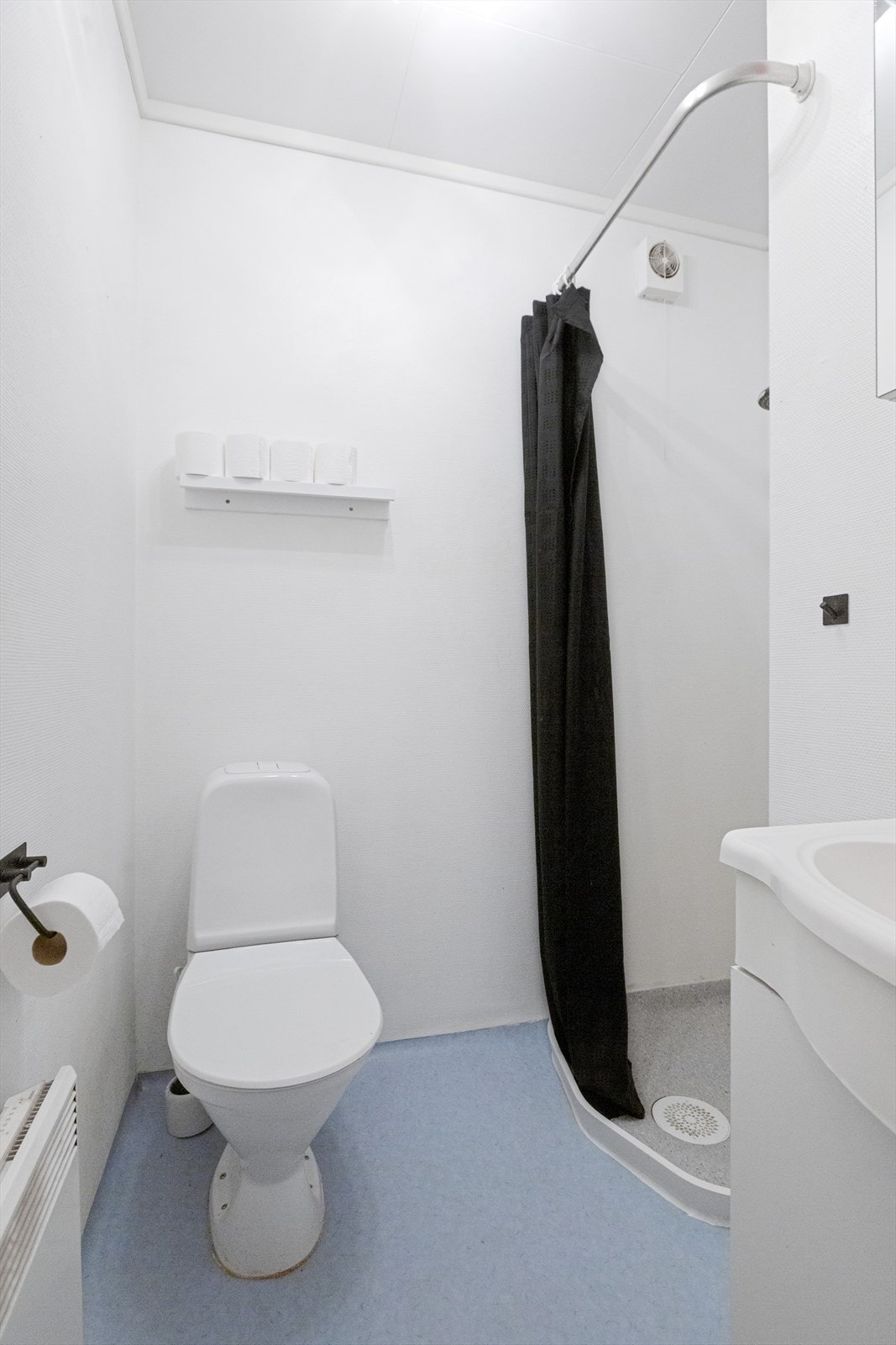 Badet har dusjhjørne og toalett samt vask med speilskap Galleribilde