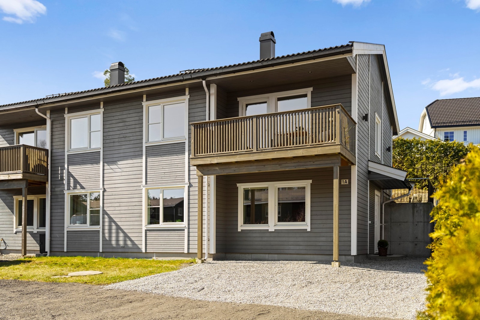 Beliggende innerst i blindvei, med kort gange til b.hage, skole, ekspressbuss til Oslo og Vinterbro senter. Galleribilde