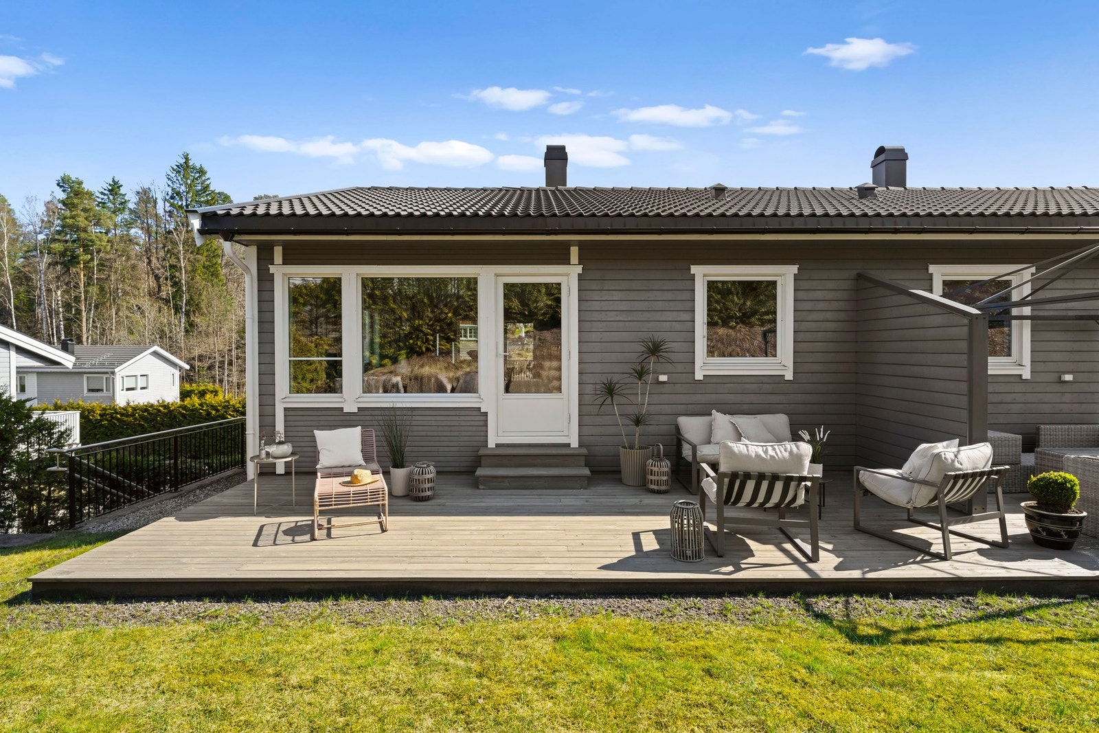 Familievennlig uteområde med plass til både lek og avslapning. Galleribilde