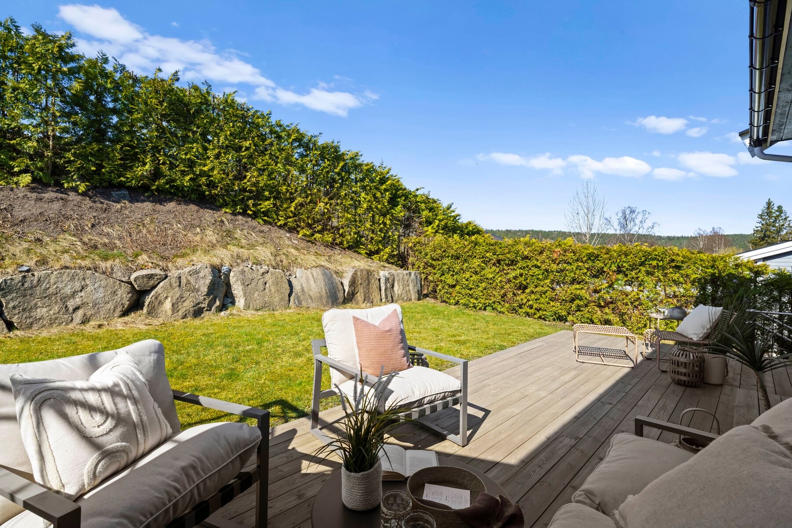 Solrik terrasse med gode oppholdsmuligheter. Galleribilde