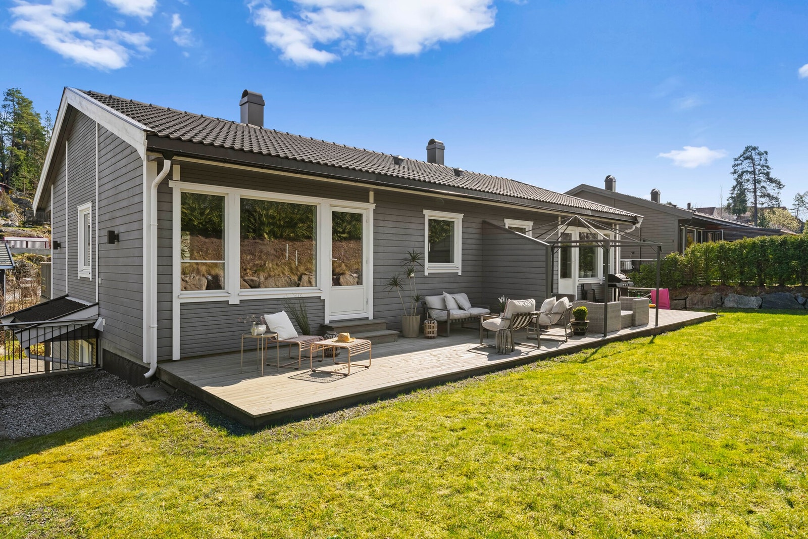 Flott uteområde med både terrasse og egen hageflekk. Galleribilde