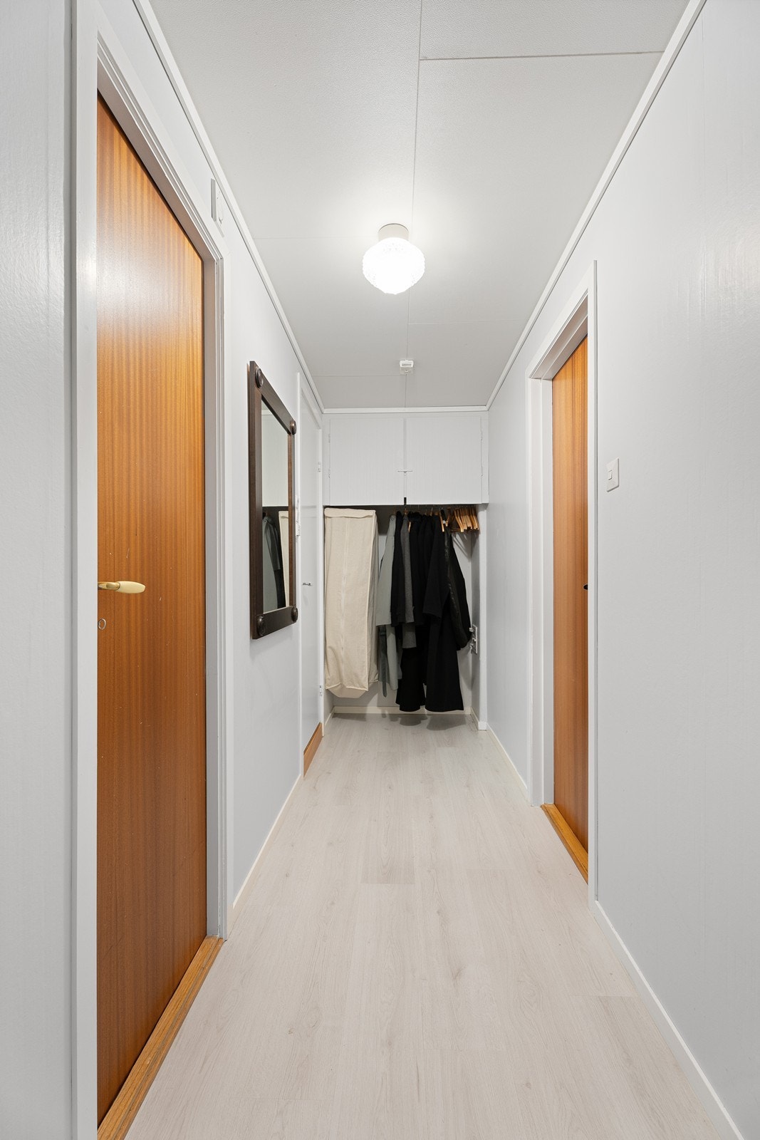 Gang med god plass til oppbevaring Galleribilde