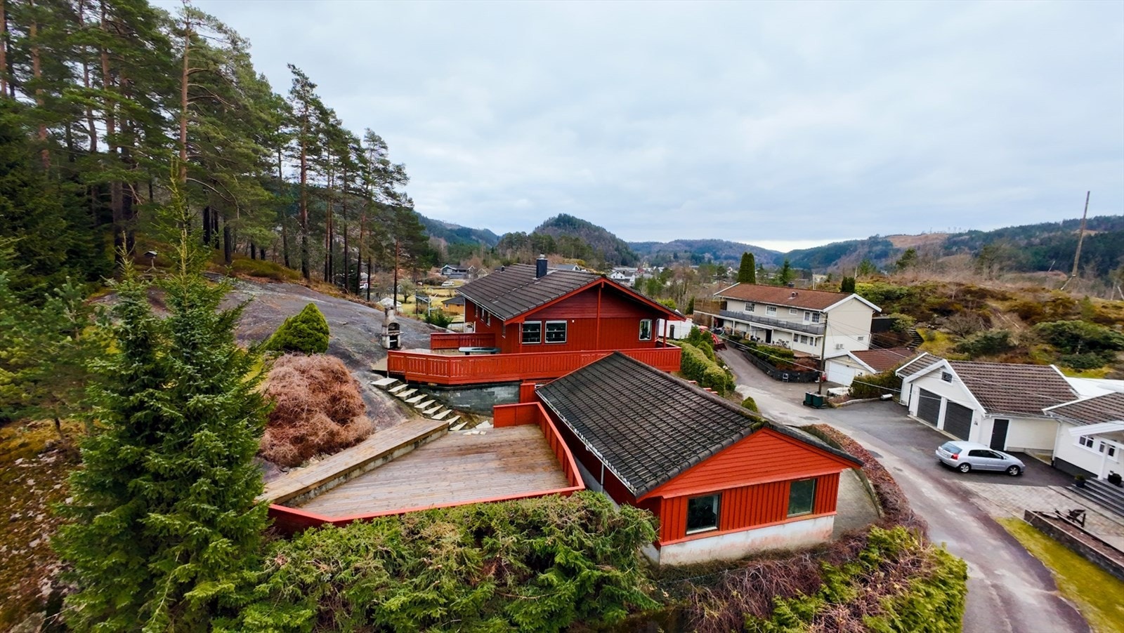 Bilde fra vest viser uteplasser og garasdje/verkstedbygg 1 Galleribilde