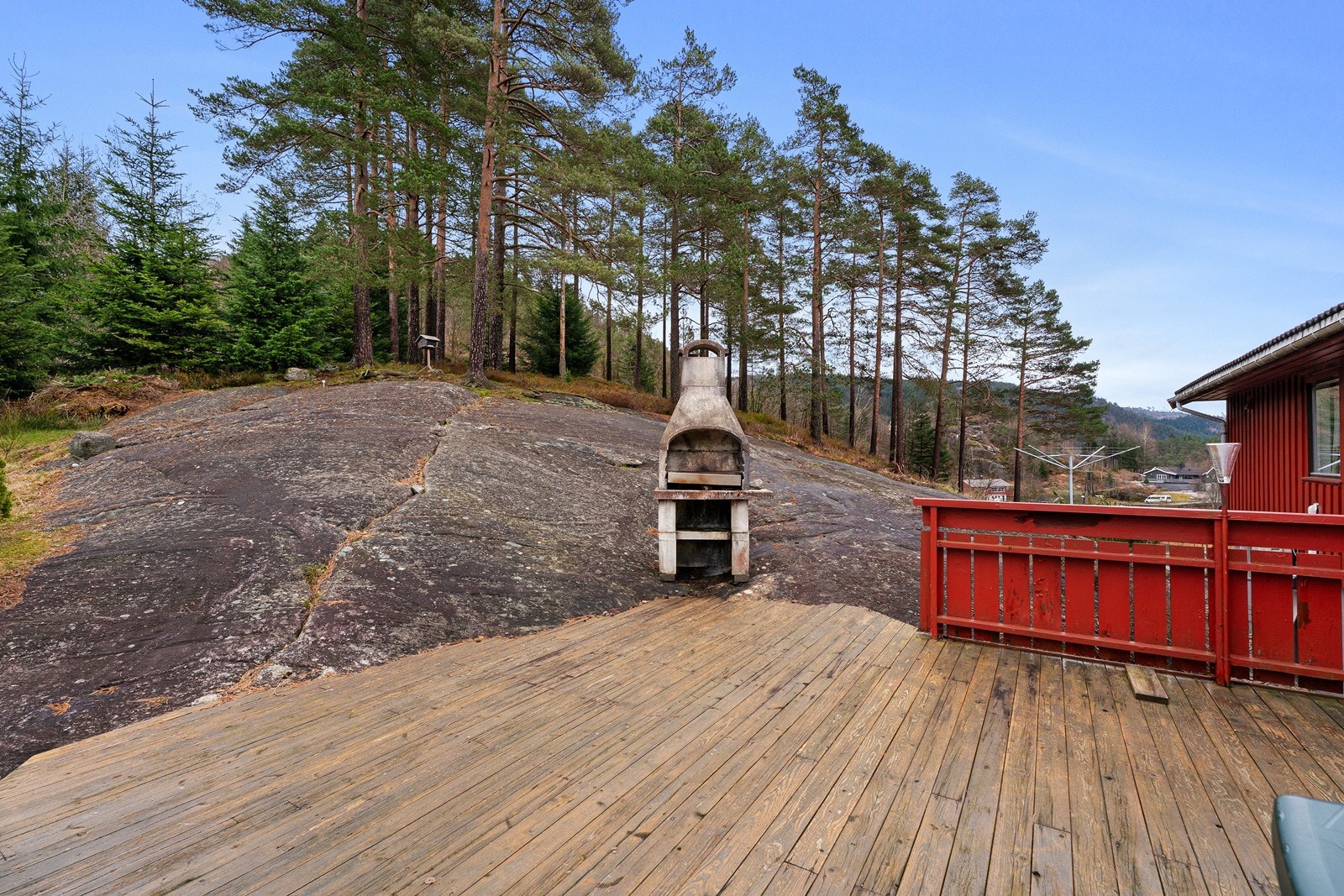Uteplass med peis/grill og naturlige omgivelser Galleribilde