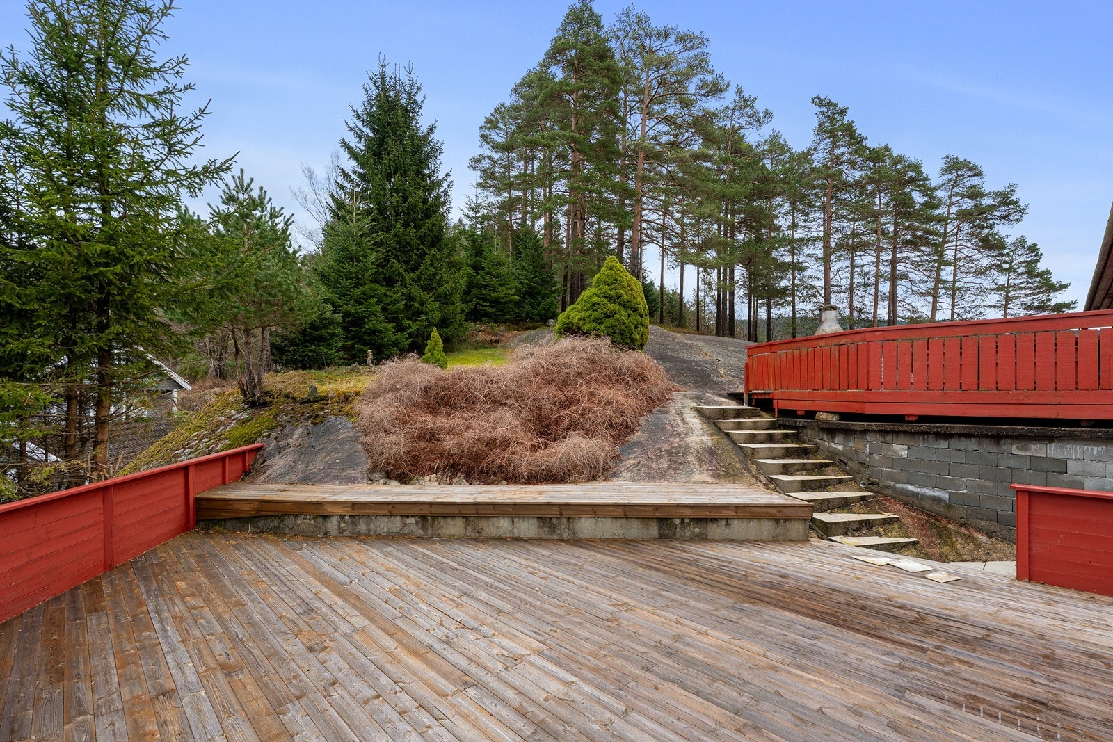 Romslig uteområde med nivåforskjeller og naturtomt Galleribilde