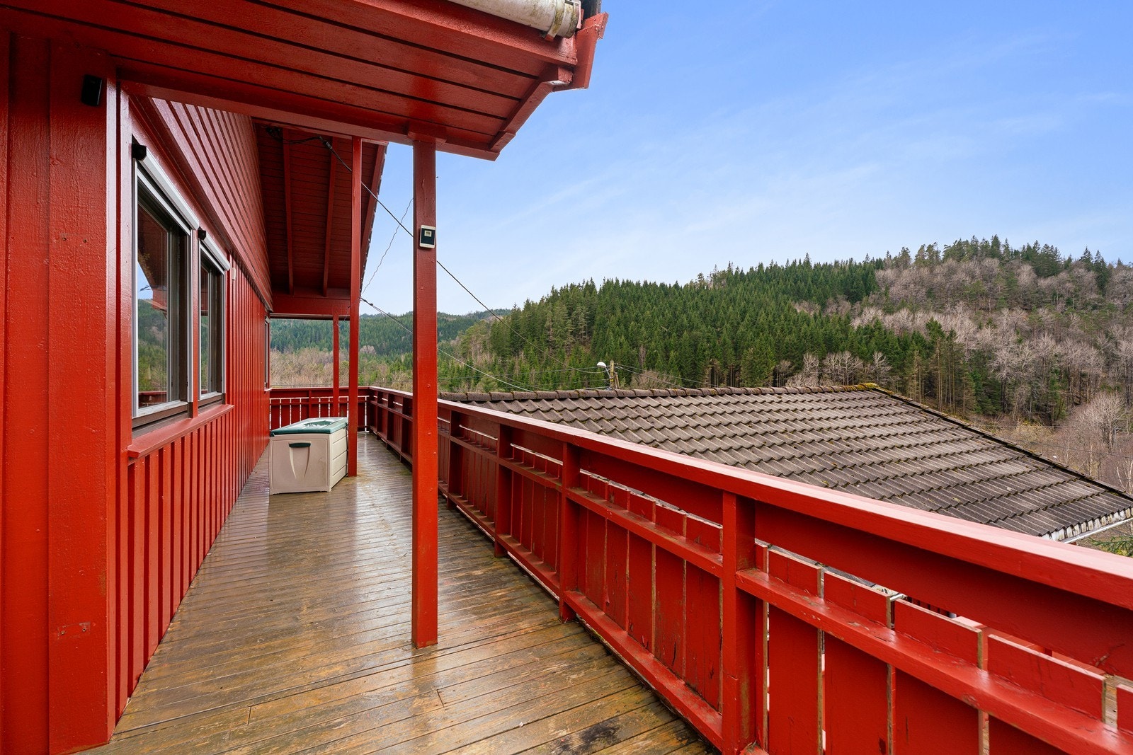 Overbygd terrasse langs fasaden Galleribilde