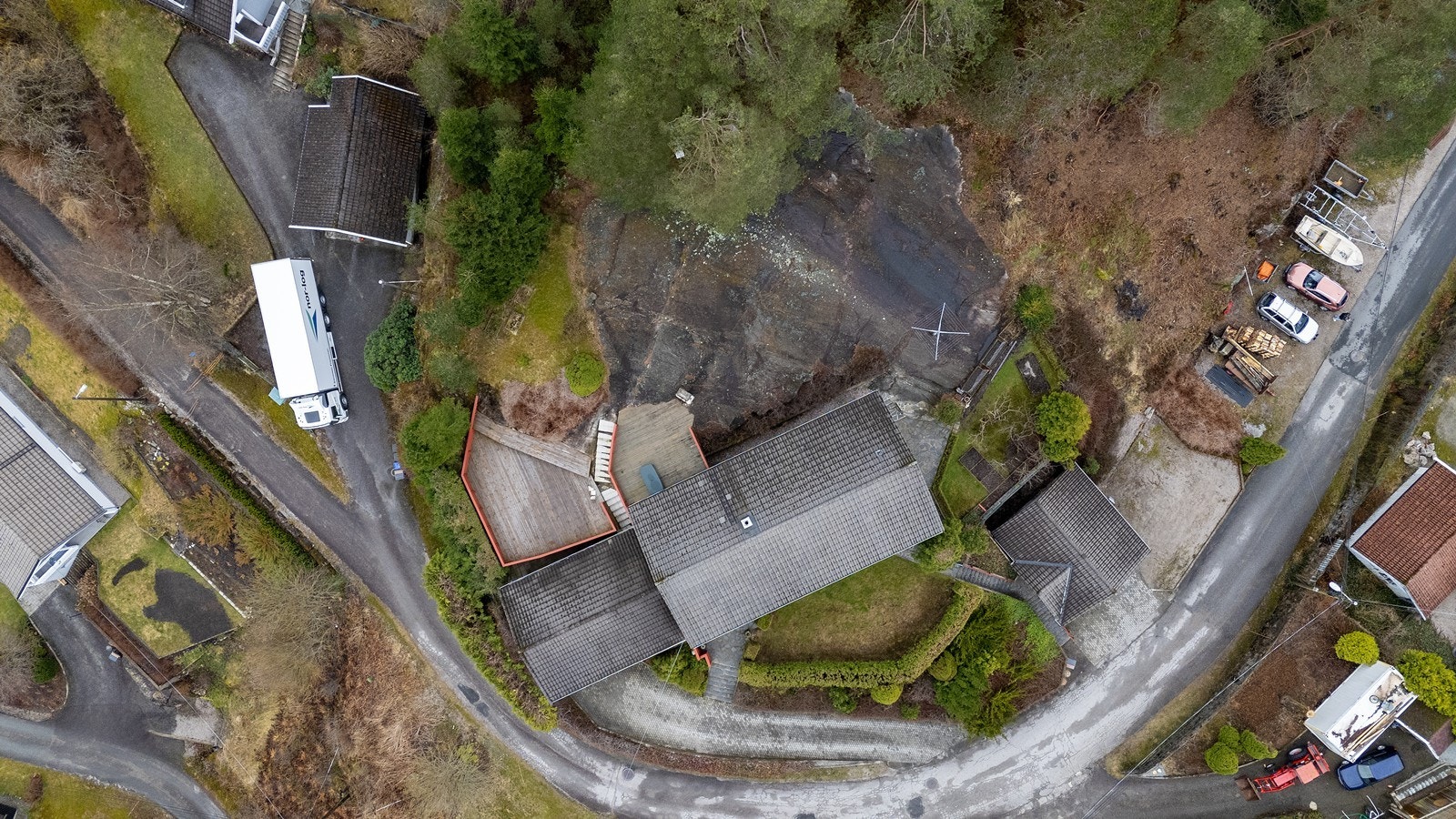 "Flyfoto som viser samlet bebyggelse og tomt Galleribilde
