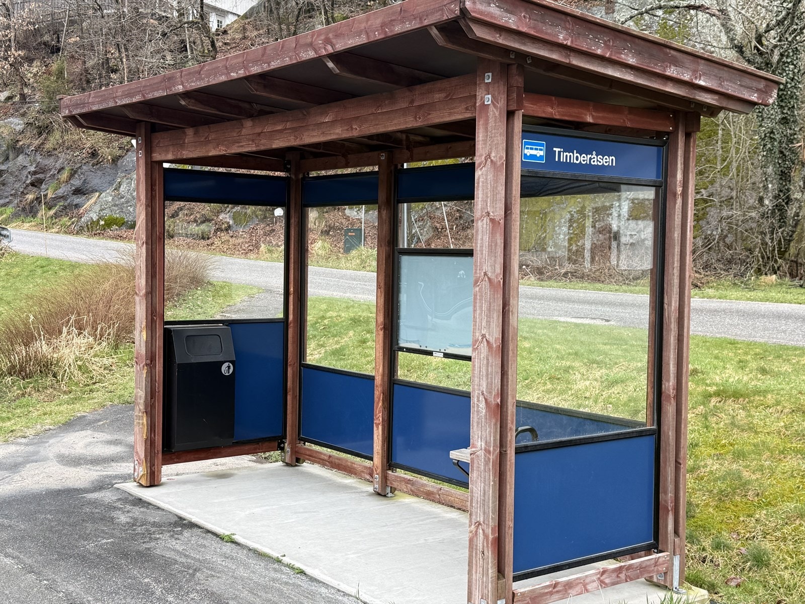 Bussbu i kort gange fra eiendommen Galleribilde
