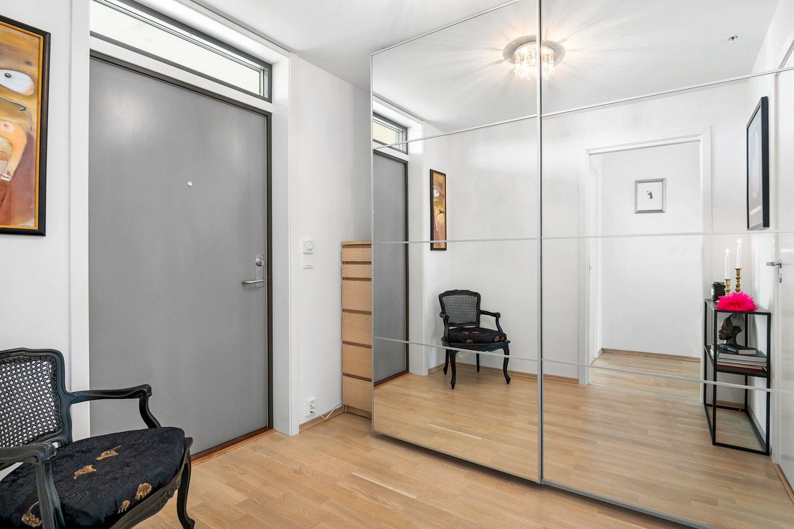 Det første du møter er en romslig entré med en stor skyvedørsgarderobe. Varmekabler i gulv. Galleribilde