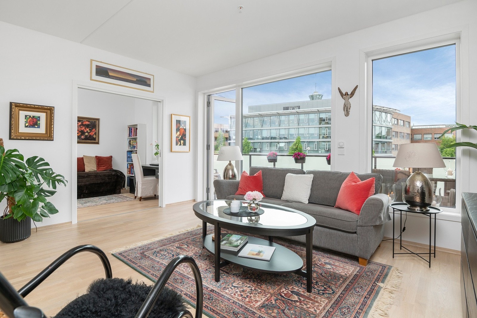 Gjennomgående for leiligheten er rause vindusflater som gir vakkert gjennomlys. Galleribilde