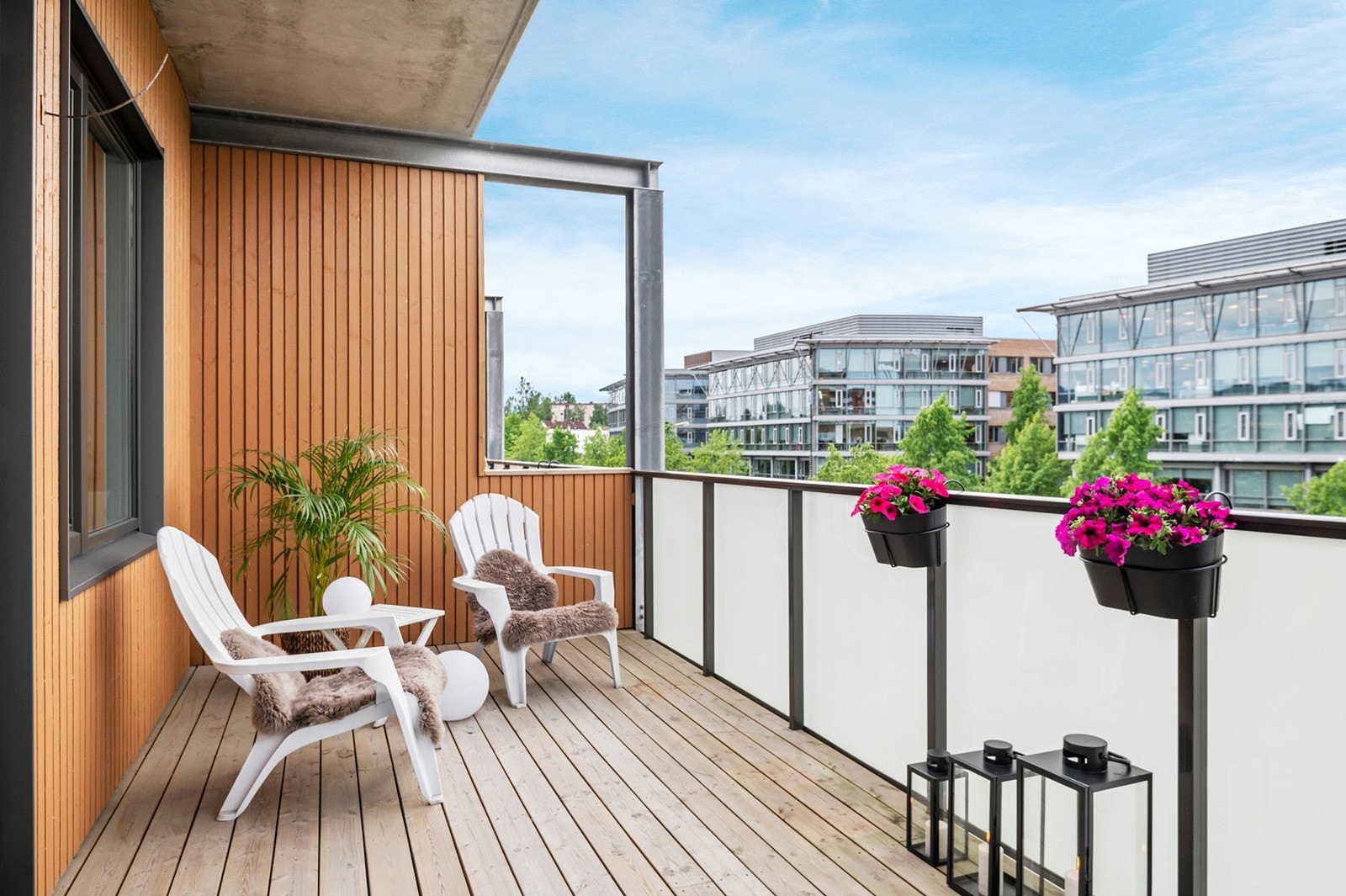 Fra stuen har du utgang til en romslig og vestvendt balkong med herlig ettermiddags/kveldssol. Galleribilde