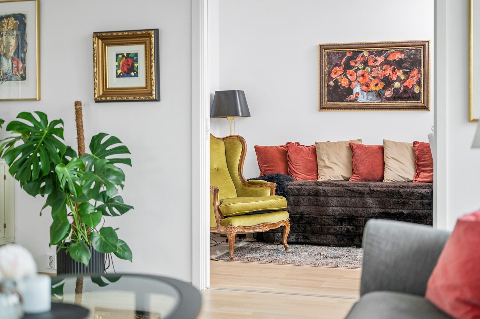 Boligen rommer to soverom av god størrelse - dette ligger i tilknytting til stuen. Galleribilde