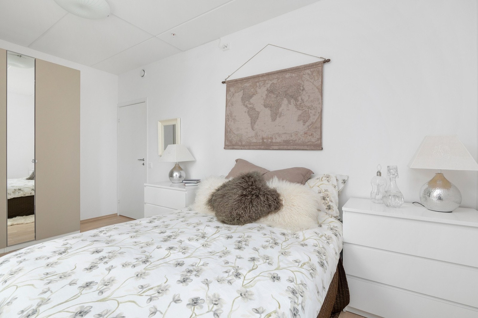 På begge soverommene er det god plass til dobbeltseng og tilhørende møblement. Galleribilde