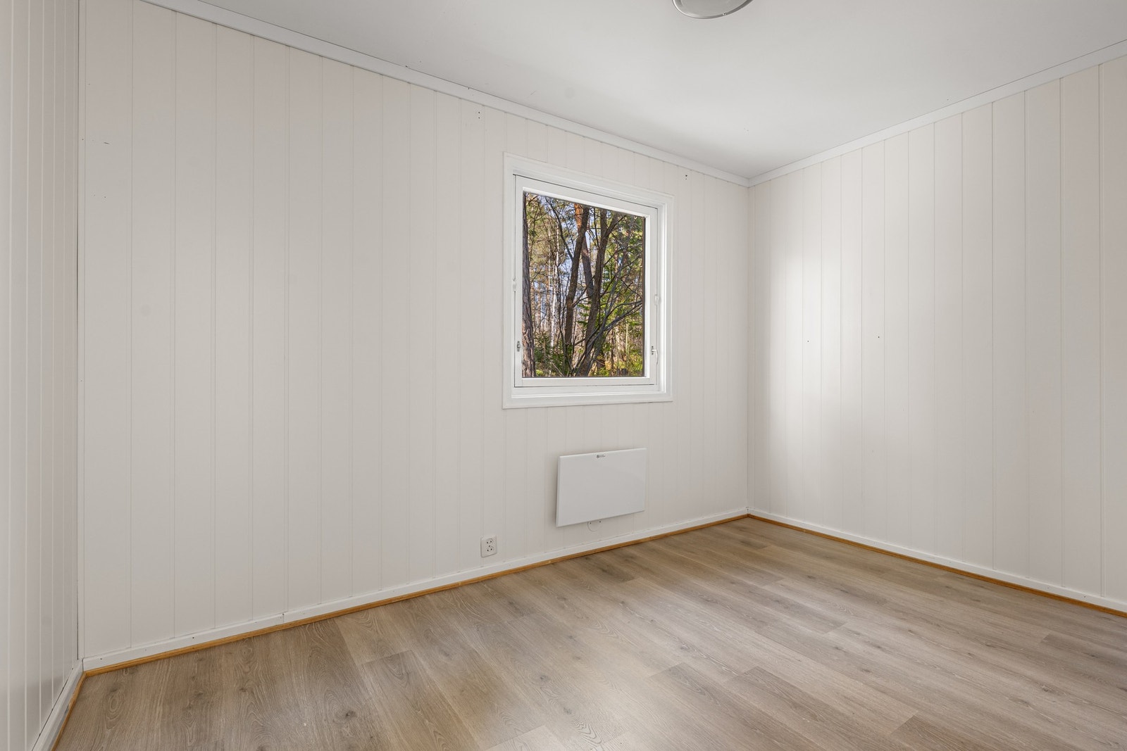 Rom brukt som soverom i kjeller Galleribilde