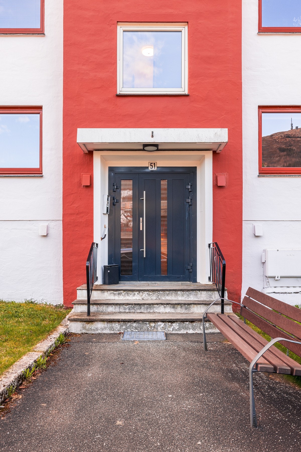 - Pent og velholdt inngangsparti - Galleribilde