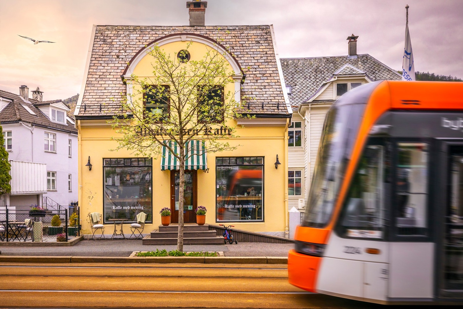 - Med kun få minutters gange til både buss og Bybanen er det enkelt å komme seg til sentrum, Flesland lufthavn og bydelene Fyllingsdalen, Minde og Nesttun - Galleribilde