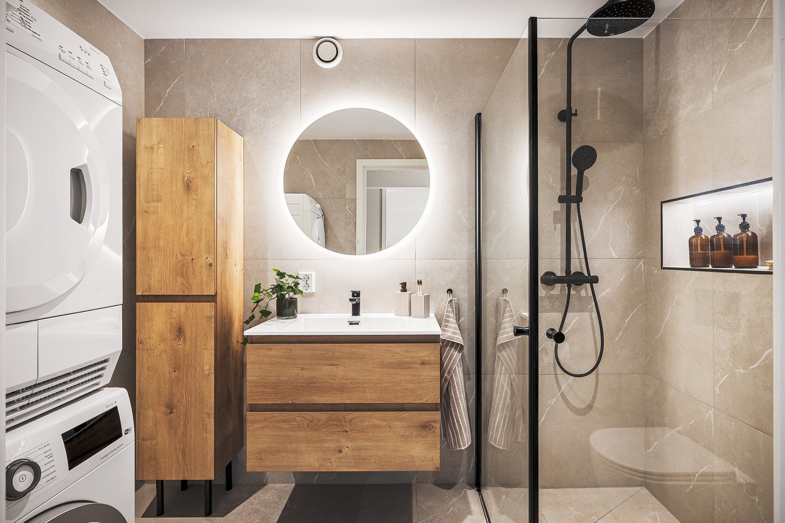 - Badet fremstår som delikat og moderne med flislagte overflater, varmekabler i gulv og downlights i himling - Galleribilde